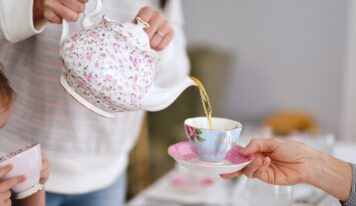 How to Dress For a Tea Party