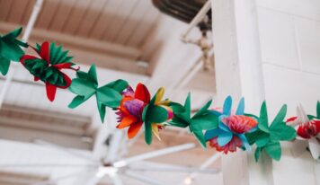 How to Dress Up For a Hawaiian Theme Party