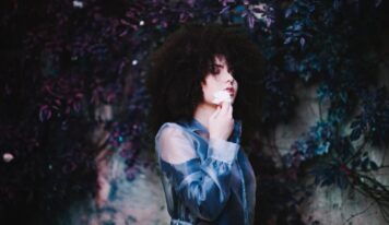 How to Accessorize a Navy Blue Dress For a Wedding